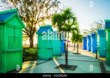 Cabina colorata sulla spiaggia di Seven Mile, Grand Cayman, Isole Cayman Foto Stock