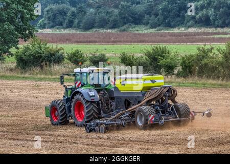 Un trattore Fendt che tira un trapano diretto EasyDrill con alimentazione pneumatica Sky, che lavora in un campo Norfolk. Fine estate. Foto Stock