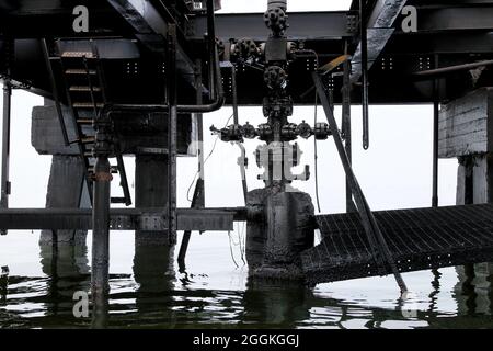 Lago de Maracaibo-Venezuela-18-03-2015- Remaisn di una stazione di flusso di petrolio visto a Maracaibo, wirh la perdita grezza nell'acqua. © José Isaac Boca Urrutia Foto Stock