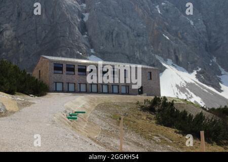 Horst-Wels-Haus, casa di alloggio vicino al Falkenhütte 1848 m, di fronte alle mura di Laliderer, Austria, Tirolo, Karwendel, estate, Montagne, Karwendel, catena montuosa, montagne del Karwendel Foto Stock