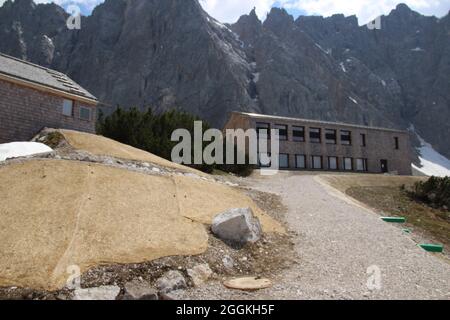 Horst-Wels-Haus, casa di alloggio vicino al Falkenhütte 1848 m, di fronte alle mura di Laliderer, Austria, Tirolo, Karwendel, estate, Montagne, Karwendel, catena montuosa, montagne del Karwendel Foto Stock