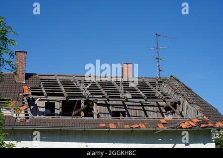 Germania, Baviera, alta Baviera, distretto di Altötting, casa singola, tetto, coperto, danni da tempesta Foto Stock