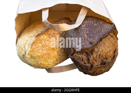 Primo piano di due pani di pane di pasta madre in un sacchetto di carta artigianale isolato su bianco Foto Stock