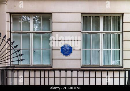 Sir George Williams Blue Plaque Sir George Williams 1821-1905 fondatore della Young Men's Christian Association visse al n.13 Russell Square 1879-1905. Foto Stock