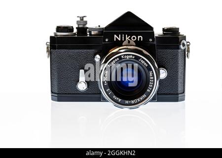 Maryville, Tennessee, Stati Uniti – 26 agosto 2021: Scatto frontale orizzontale di una fotocamera reflex a obiettivo singolo Nikon F nera con riflessione isolata Foto Stock