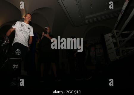 Leeds, Regno Unito. 01 Settembre 2021. The Queens Hotel, Leeds, West Yorkshire, 1 settembre 2021 Josh Warrington durante un allenamento mediatico prima della sua lotta contro Mauricio Lara sabato allo stadio Emerald Headingley di Leeds. Credit: Touchlinepics/Alamy Live News Foto Stock