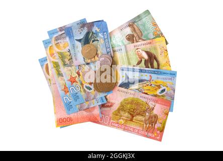 Banconote e monete del Costa Rica isolate su sfondo bianco Foto Stock