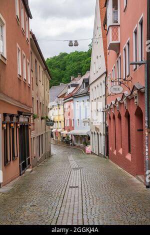 Un piccolo vicolo conduce dalla piazza principale al centro storico di Landsberg am Lech Foto Stock