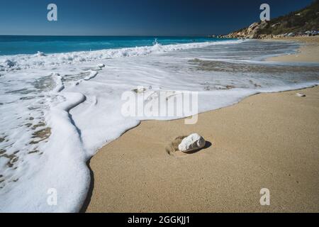 Onde sulla spiaggia sabbiosa di Milos, Agios Nikitas villaggio sull'isola di Lefkada Ionica, Grecia, Foto Stock