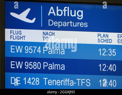 Duesseldorf, Renania Settentrionale-Vestfalia, Germania - Aeroporto di Duesseldorf, inizio delle vacanze in NRW, partenza per Mallorca, mostra in bacheca le partenze per Palma e Tenerife, vacanza estiva in tempi della pandemia corona. Foto Stock