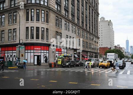 La gente cammina oltre l'ingresso del "Banksy: Genius o Vandal?" Mostra il 1 settembre 2021 a New York. La mostra presenta oltre 100 genuini Foto Stock