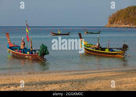 Barche a coda lunga sulla spiaggia di Kata, Phuket, Mare ANDAM, Oceano Indiano, Thailandia, Asia Foto Stock