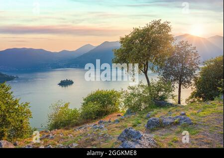 Piccola isola di Loreto sul lago d'Iseo, Italia Foto Stock