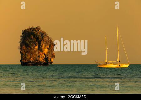 Barca a vela di fronte alla spiaggia di Phra Nang, penisola di Rai Leh, provincia di Krabi, Thailandia, Asia Foto Stock