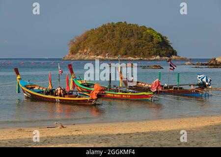 Barche a coda lunga sulla spiaggia di Kata, Phuket, Mare ANDAM, Oceano Indiano, Thailandia, Asia Foto Stock