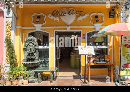 Orta Cafe on Soi Romanee, architettura sino-portoghese, Phuket Town, Phuket, Thailandia, Asia Foto Stock