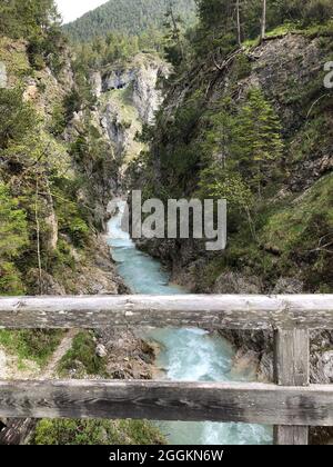 Gleirschklamm, Gleirschbach, ponte, natura, Monti Karwendel, Scharnitz, Tirolo, Austria Foto Stock
