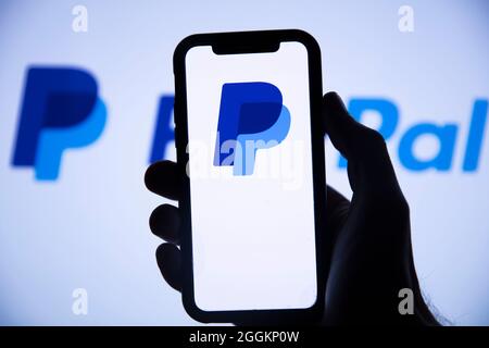 LONDRA, UK - Agosto 2021: Logo del servizio finanziario PayPal su uno smartphone Foto Stock