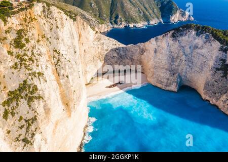 La spiaggia di Navagio o il relitto o persino la baia dei contrabbandieri di Zante è la più famosa delle spiagge di Zante. Foto Stock