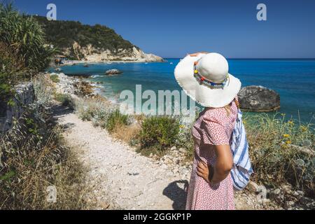 Spiaggia di MILOS vicino al villaggio Agios Nikitas sull'isola Ionica di Lefkada, Grecia, luce dorata al tramonto serale. Foto Stock