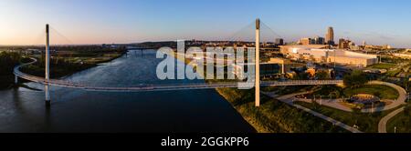 Fotografia aerea del fiume Missouri tra Council Bluffs, Iowa (a sinistra) e Omaha, Nebraska (a destra). Foto Stock