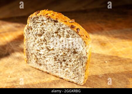 Una fetta di pane multigrain Foto Stock