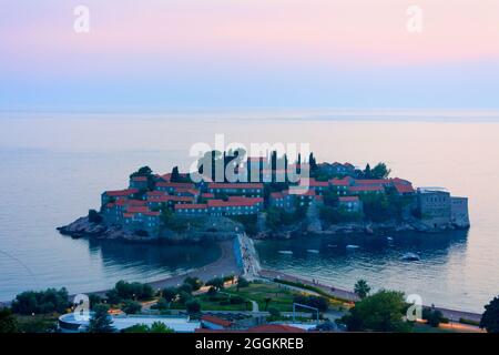 Sveti Stefan in Montenegro, destinazione popolare nell'Adriatico Foto Stock