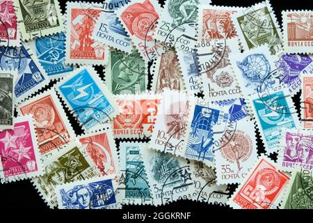 Collezione assortita di francobolli dell'ex Unione Sovietica; francobolli dell'Europa orientale cancellati; filatelia sovietica. Foto Stock