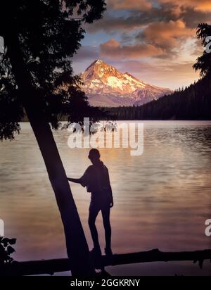 Giovane ragazza, Lost Lake, e Mount Hood, Oregon. Foto Stock