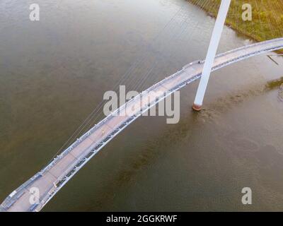 Fotografia aerea del Bob Kerrey Pedestrian Bridge che attraversa il fiume Missouri tra Council Bluffs, Iowa e Omaha, Nebraska, in una bella strada Foto Stock