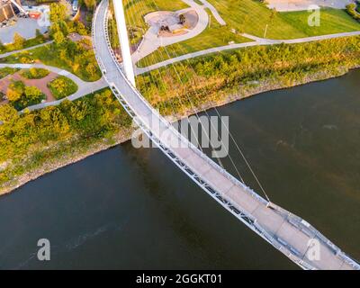 Fotografia aerea del Bob Kerrey Pedestrian Bridge che attraversa il fiume Missouri tra Council Bluffs, Iowa e Omaha, Nebraska, in una bella strada Foto Stock