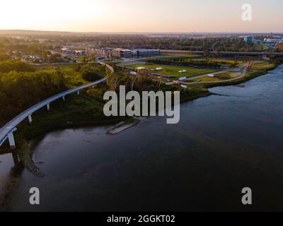 Fotografia aerea del fiume Missouri tra Council Bluffs, Iowa (a sinistra) e Omaha, Nebraska (a destra). Foto Stock