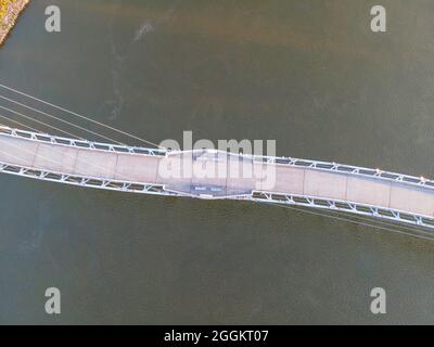 Fotografia aerea del Bob Kerrey Pedestrian Bridge che attraversa il fiume Missouri tra Council Bluffs, Iowa e Omaha, Nebraska, in una bella strada Foto Stock