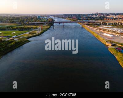 Fotografia aerea del fiume Missouri tra Council Bluffs, Iowa (a sinistra) e Omaha, Nebraska (a destra). Foto Stock