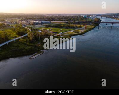 Fotografia aerea del fiume Missouri tra Council Bluffs, Iowa (a sinistra) e Omaha, Nebraska (a destra). Foto Stock