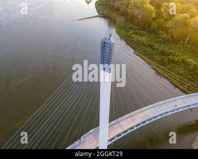 Fotografia aerea del Bob Kerrey Pedestrian Bridge che attraversa il fiume Missouri tra Council Bluffs, Iowa e Omaha, Nebraska, in una bella strada Foto Stock