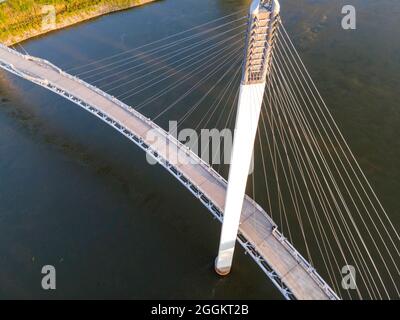 Fotografia aerea del Bob Kerrey Pedestrian Bridge che attraversa il fiume Missouri tra Council Bluffs, Iowa e Omaha, Nebraska, in una bella strada Foto Stock