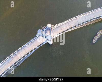 Fotografia aerea del Bob Kerrey Pedestrian Bridge che attraversa il fiume Missouri tra Council Bluffs, Iowa e Omaha, Nebraska, in una bella strada Foto Stock