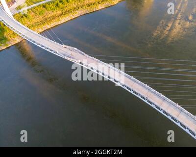 Fotografia aerea del Bob Kerrey Pedestrian Bridge che attraversa il fiume Missouri tra Council Bluffs, Iowa e Omaha, Nebraska, in una bella strada Foto Stock