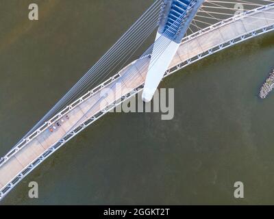 Fotografia aerea del Bob Kerrey Pedestrian Bridge che attraversa il fiume Missouri tra Council Bluffs, Iowa e Omaha, Nebraska, in una bella strada Foto Stock