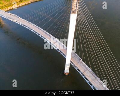 Fotografia aerea del Bob Kerrey Pedestrian Bridge che attraversa il fiume Missouri tra Council Bluffs, Iowa e Omaha, Nebraska, in una bella strada Foto Stock