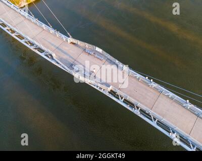 Fotografia aerea del Bob Kerrey Pedestrian Bridge che attraversa il fiume Missouri tra Council Bluffs, Iowa e Omaha, Nebraska, in una bella strada Foto Stock