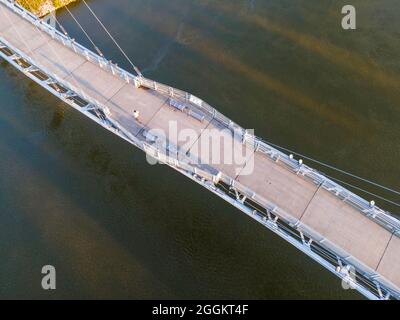 Fotografia aerea del Bob Kerrey Pedestrian Bridge che attraversa il fiume Missouri tra Council Bluffs, Iowa e Omaha, Nebraska, in una bella strada Foto Stock