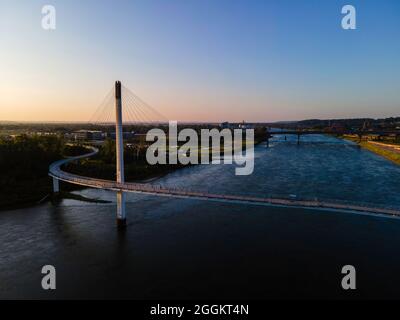 Fotografia aerea del fiume Missouri tra Council Bluffs, Iowa (a sinistra) e Omaha, Nebraska (a destra). Foto Stock