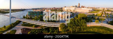 Fotografia aerea del fiume Missouri tra Council Bluffs, Iowa (a sinistra) e Omaha, Nebraska (a destra). Foto Stock