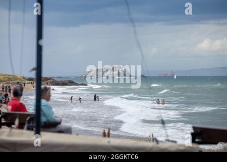 People at North Berwick enjoying the summer Foto Stock
