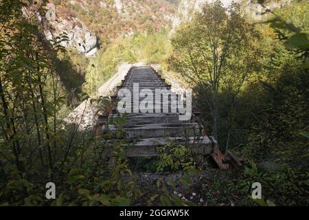 Binari in legno sul sentiero Ciro da Sarajevo a pale, Bosnia 2020 Foto Stock