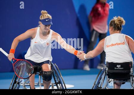 (L-R) Diede De Groot (NED), Aniek Van Koot (NED), 1 SETTEMBRE 2021-Tennis su sedia a rotelle : doppio incontro semifinale femminile tra de Groot/van Koot 2-0 Kamiji/Otani al Parco di Tennis Ariake durante i Giochi Paralimpici di Tokyo 2020 a Tokyo, Giappone. Credit: SportsPressJP/AFLO/Alamy Live News Foto Stock