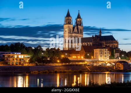 Germania, Sassonia-Anhalt, Magdeburg, Cattedrale di Magdeburg in estate, letto del fiume dell'Elba, passeggiata sull'Elba Foto Stock