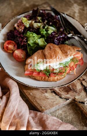 Salmone affumicato, pomodoro e crema di formaggio croissant francese ripieno Foto Stock